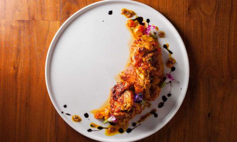 イジカリ 越の鶏、自家製ナン、選べるカレー…スパイス×イタリアン7皿コース　5,500円