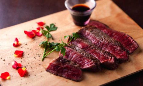 Iry【国産黒毛和牛グリル×フォアグラと生ハムのピッツァ付き!2.5時間飲み放題プラン 4,500円】